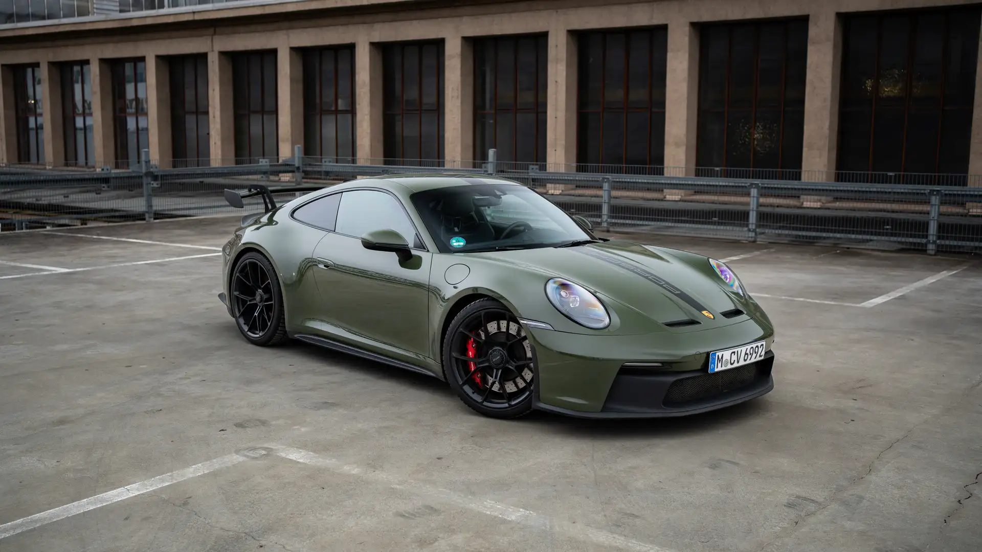 Unser Porsche 992 GT3 in Nato Olive in der Frontansicht.